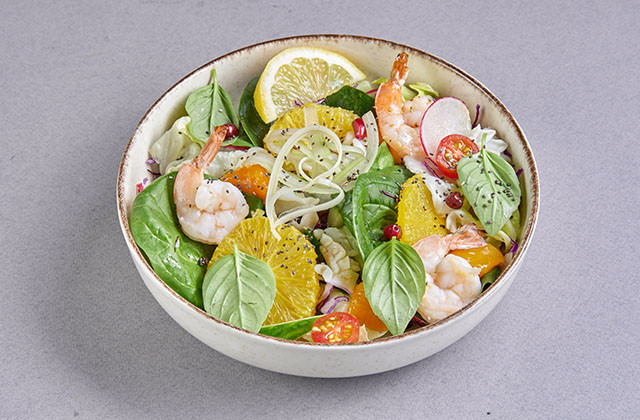 Тропический салат с креветками и кальмарами