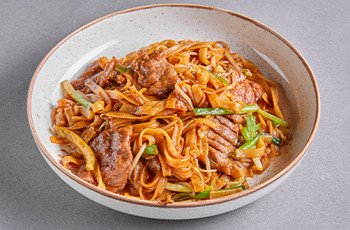 Тайваньская лапша с говядиной в бульоне
